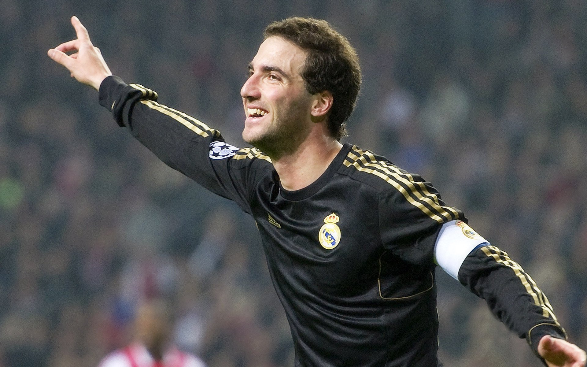 开云电竞平台-拜仁坐镇主场击败对手，实力仍不可小觑，拜仁站位